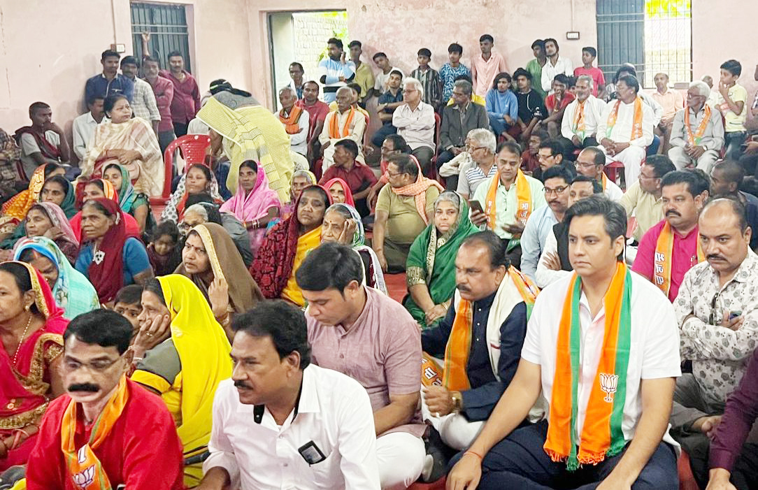 पूर्व सांसद सिंह ने लखोली में सुना मन की बात पूर्व सांसद सिंह ने लखोली में सुना मन की बात