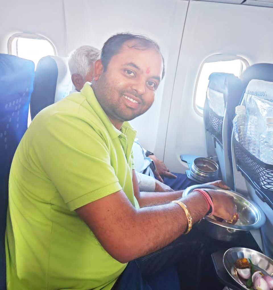 हवाई जहाज में बोरे-बासी खाकर तिहार को सफल बनाने की अपील