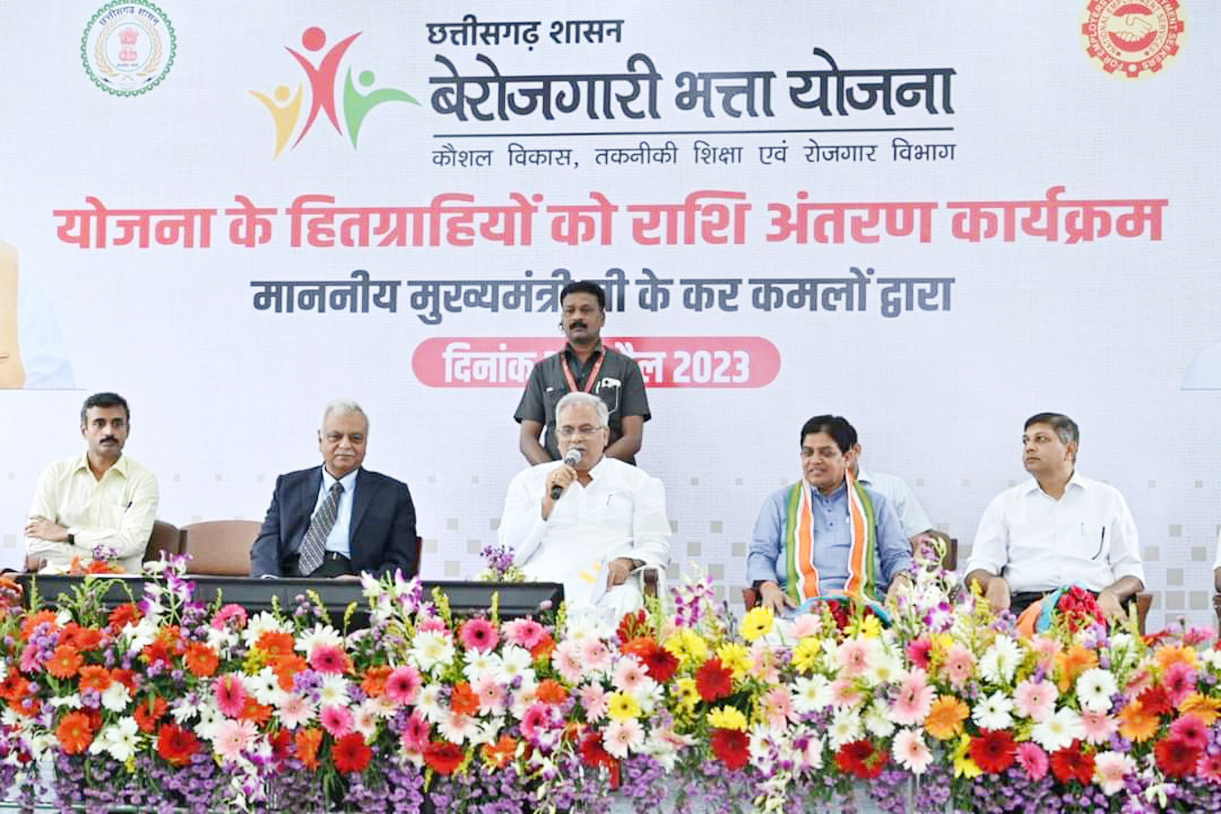 मुख्यमंत्री ने बेरोजगारी भत्ता योजना के राशि अंतरण की शुरुआत की मुख्यमंत्री ने बेरोजगारी भत्ता योजना के राशि अंतरण की शुरुआत की