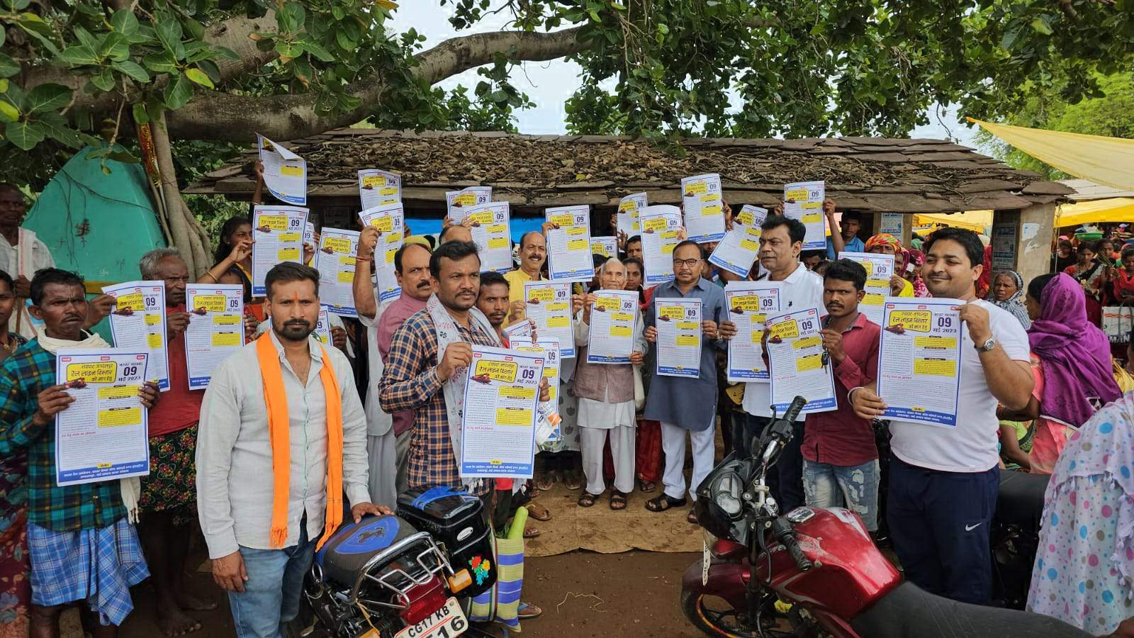 बस्तर रेल आंदोलन पहुंचा बस्तर महाबंद की मांग को लेकर हाट बाजार