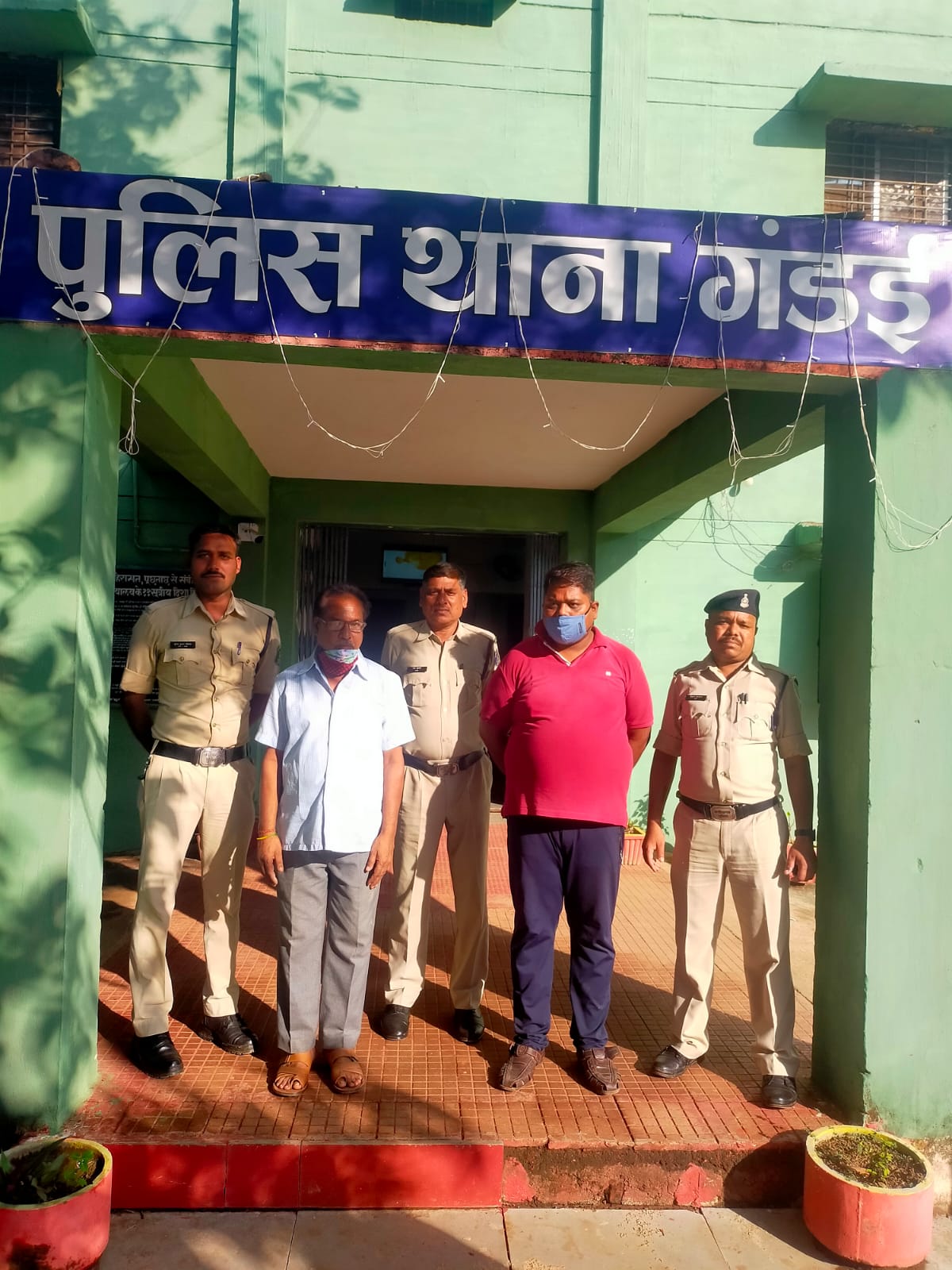अनाज व्यापारी पिता-पुत्र गिरफ्तार अनाज व्यापारी पिता-पुत्र गिरफ्तार
