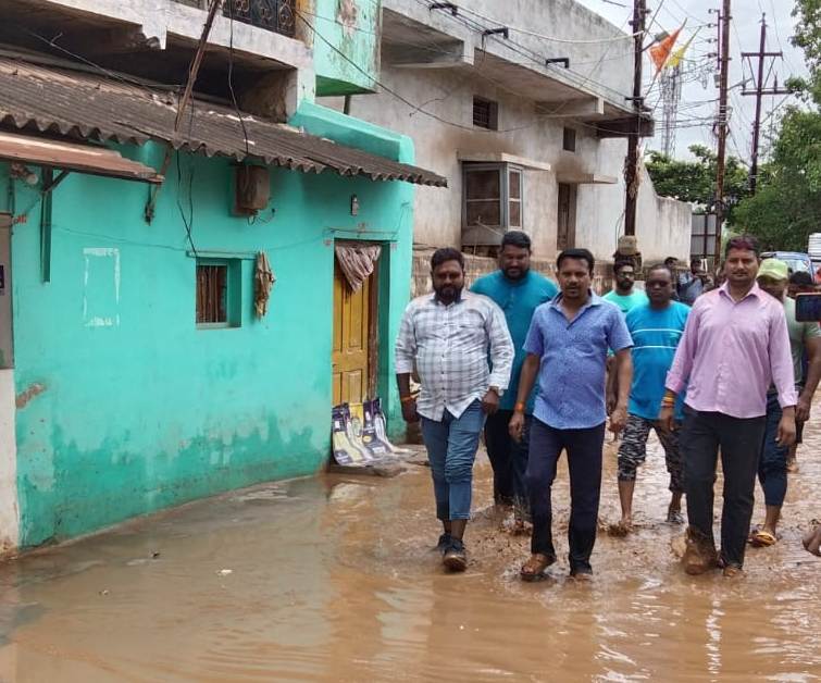 सडक़ों की दशा से भडक़े भाजपा पार्षदों ने कीचड़ भरे रास्ते में की पदयात्रा सडक़ों की दशा से भडक़े भाजपा पार्षदों ने कीचड़ भरे रास्ते में की पदयात्रा