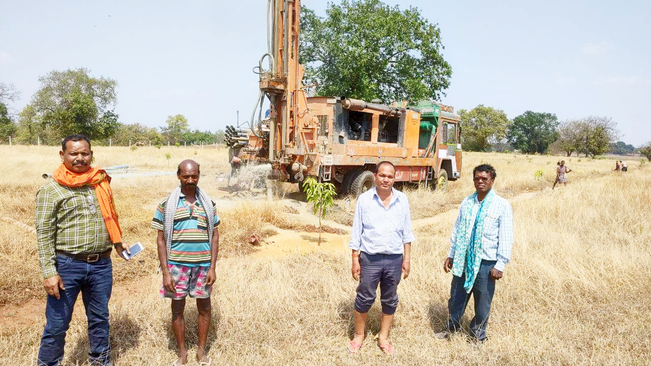 जिला प्रशासन ने 9 किसानों के खेतों में कराया बोर, 45 किसानों को मिलेगा  लाभ