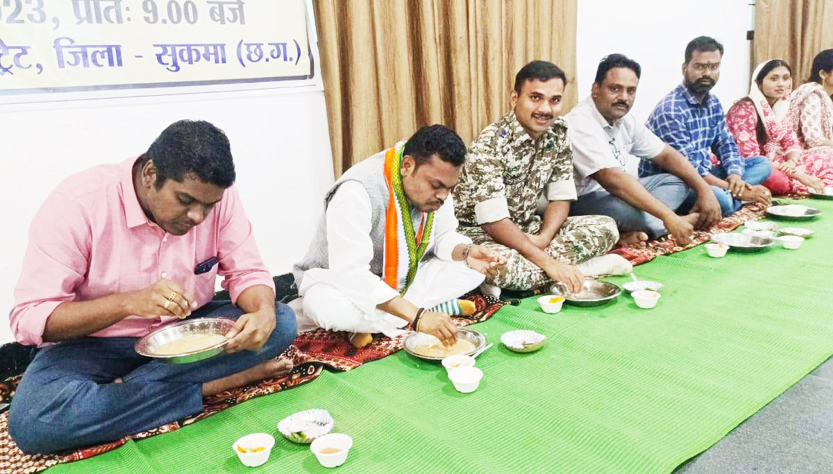  बोरे-बासी खाकर श्रमिकों का किया सम्मान