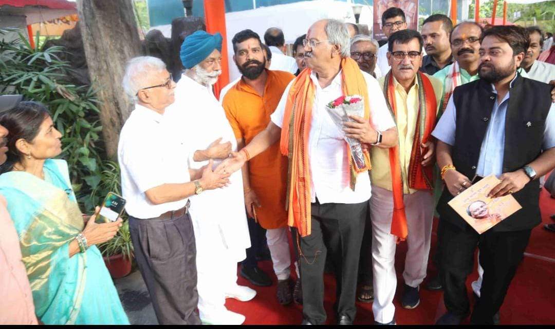 बृजमोहन के जन्मदिवस पर बधाई देने पहुंचे सैकड़ों बृजमोहन के जन्मदिवस पर बधाई देने पहुंचे सैकड़ों