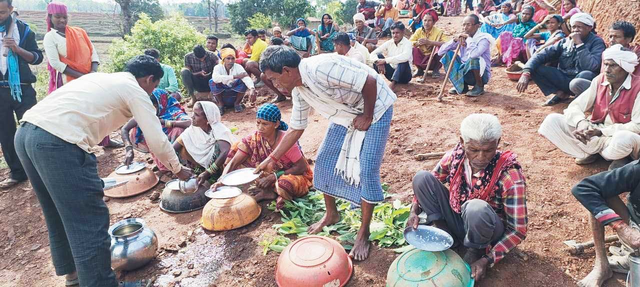 रोजगार गारंटी योजना में कार्य करने वाले श्रम वीरों ने बोरे बासी खाकर मनाया मजदूर दिवस रोजगार गारंटी योजना में कार्य करने वाले श्रम वीरों ने बोरे बासी खाकर मनाया मजदूर दिवस