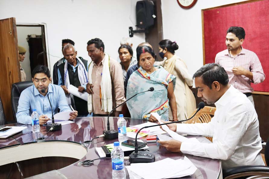 जनचौपाल में 100 से अधिक आवेदन