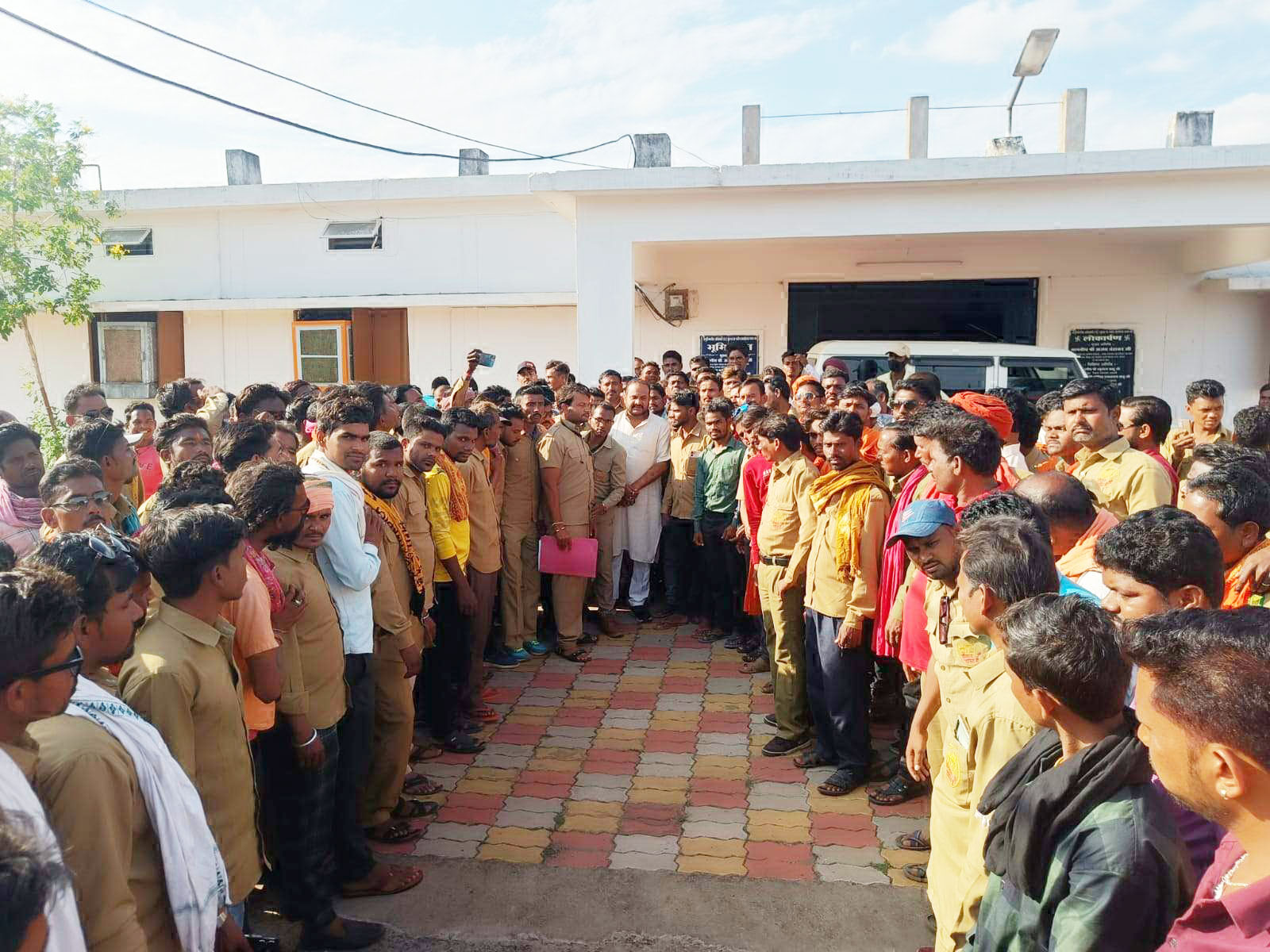 हाइवा चालकों ने ज्ञापन सौंप कहा पुलिस की अवैध वसूली बंद हो