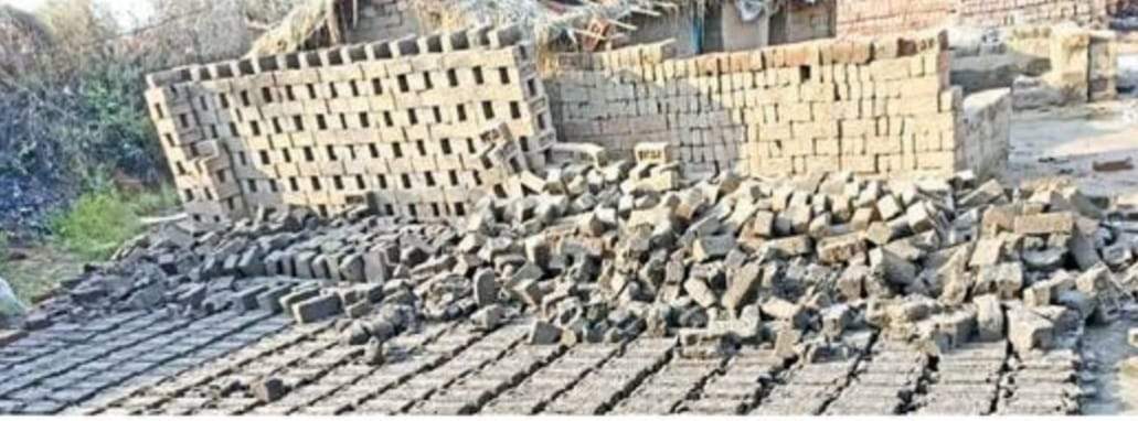 बेमौसम बारिश से कुम्हारों  पर आर्थिक संकट, न बन  रही ईट और न ही बर्तन