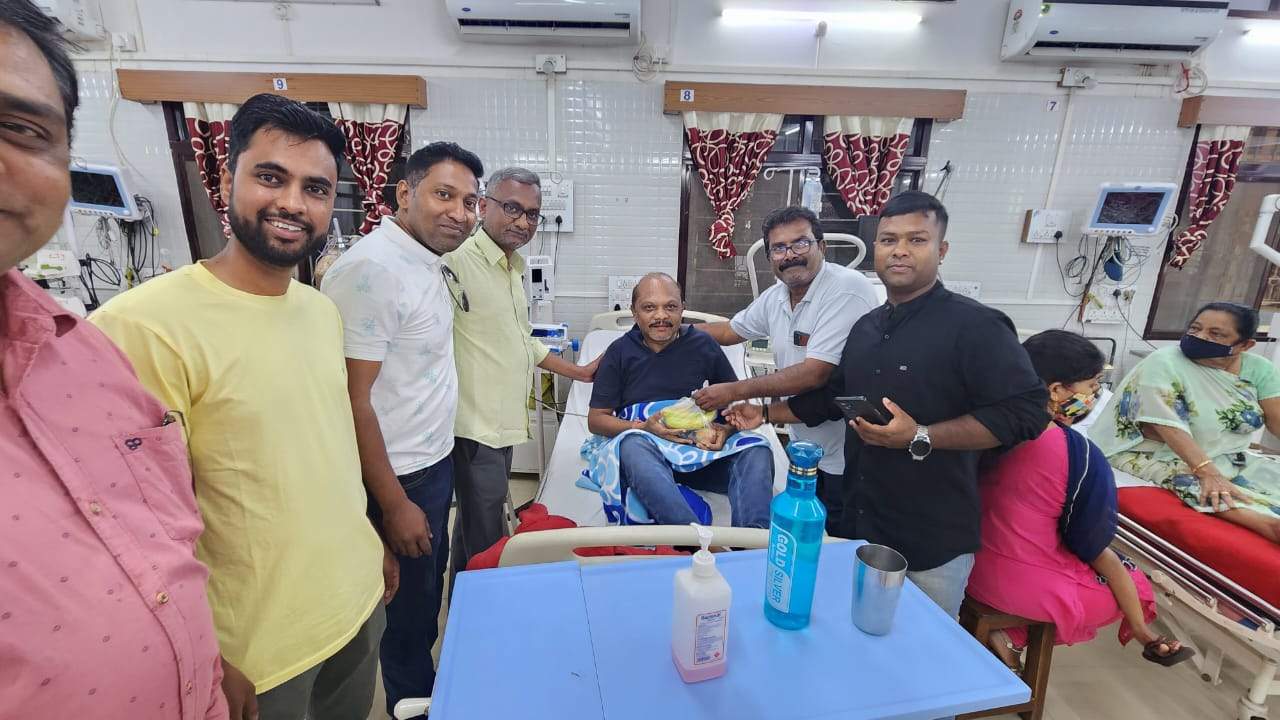 इंटक के स्थापना दिवस पऱ मरीजों को बांटे फल