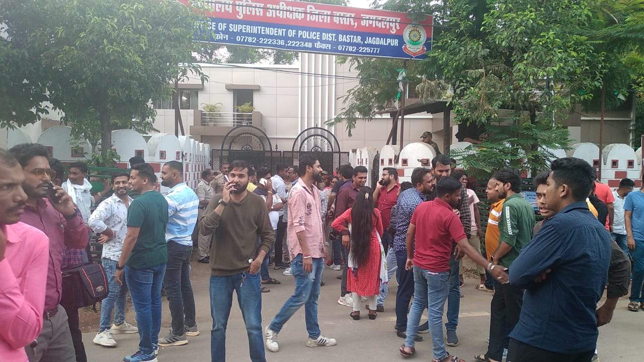 आईपीएस के साथ युवक कांग्रेसियों की झूमाझटकी 