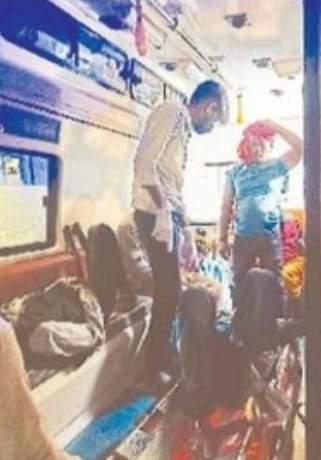  खड़ी गाड़ी से बारातियों से भरी मालवाहक जा टकराई