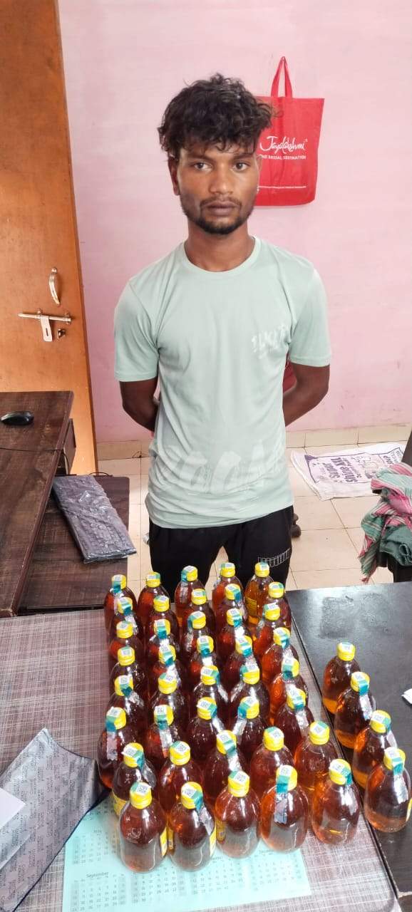 44 पौवा के साथ आरोपी पकड़ाया 44 पौवा के साथ आरोपी पकड़ाया