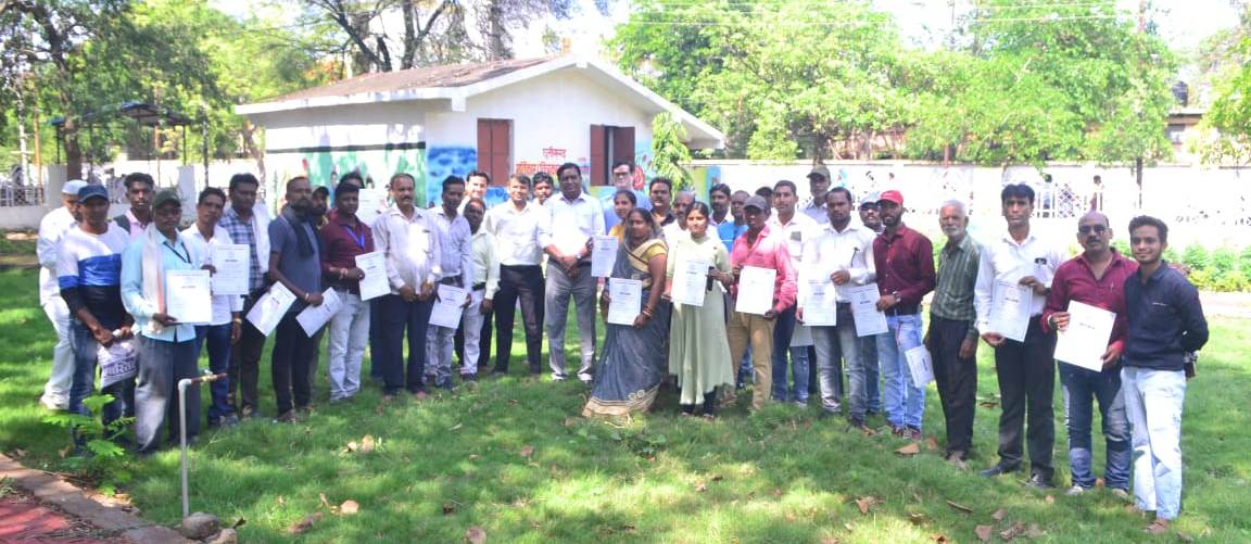 कलेक्टर ने किया चित्रकारों का सम्मान कलेक्टर ने किया चित्रकारों का सम्मान