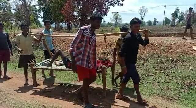 एम्बुलेंस तक पहुंचने 8 किमी चारपाई से मरीज को ढोए ग्रामीण