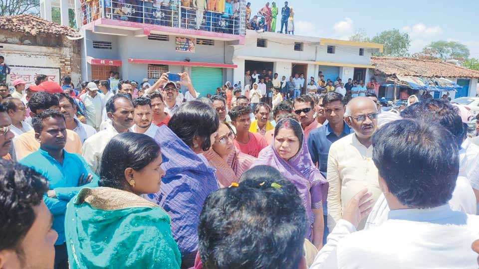 सडक़ हादसे में 11 मौतें, परिजनों से मिलने धमतरी विधायक पहुंचीं ग्राम सोरम