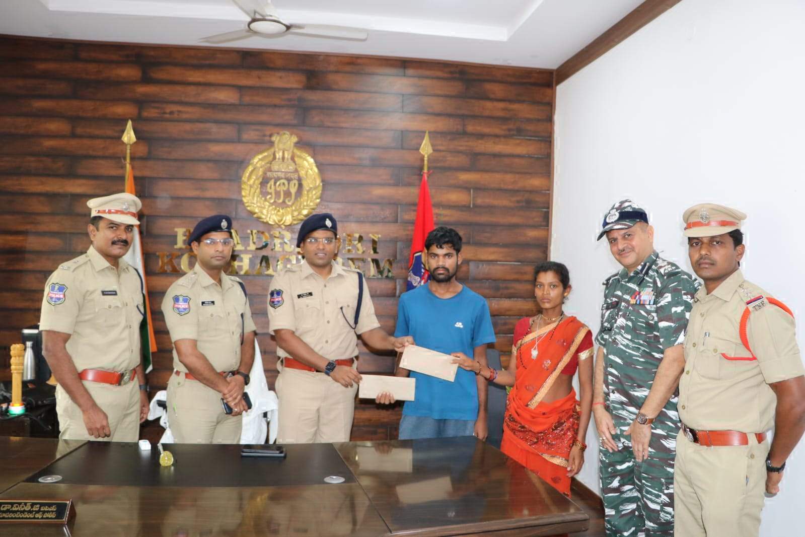 तेलंगाना में ईनामी नक्सल दंपत्ति का समर्पण