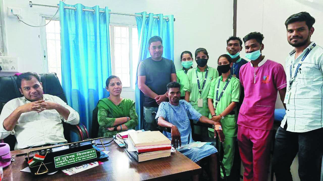 मरीज के आँत में बड़े छेद का सफल ऑपरेशन मरीज के आँत में बड़े छेद का सफल ऑपरेशन
