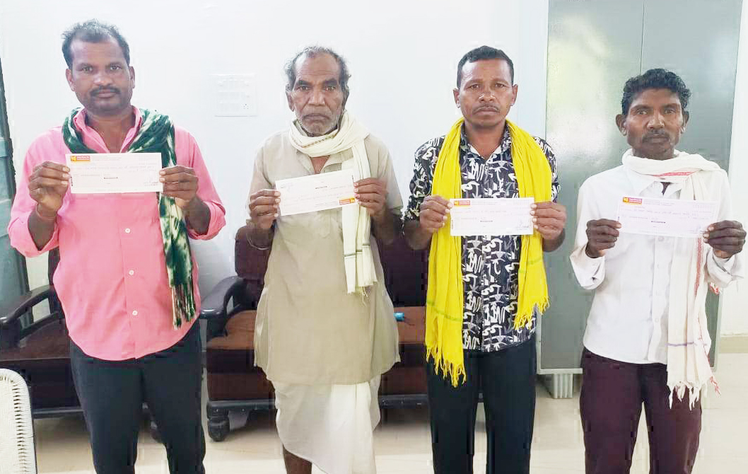 टाटेकसा के ग्रामीणों को भू-अर्जन की 6 लाख राशि वितरित टाटेकसा के ग्रामीणों को भू-अर्जन की 6 लाख राशि वितरित