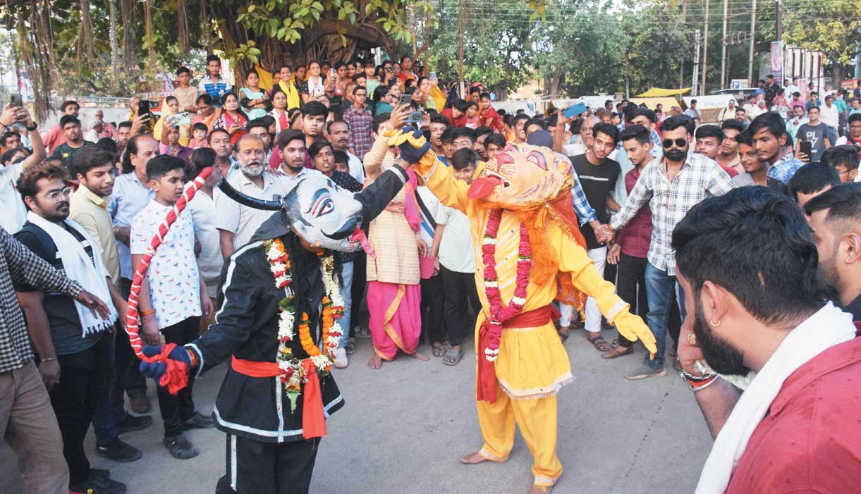 संध्या काल मे खम्भ फाडक़र हुआ नरसिंह अवतार