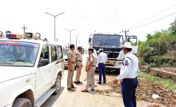 रिंग- सर्विस रोड पर खड़े  248 मालवाहकों के चालान, 6 पर एफआईआर