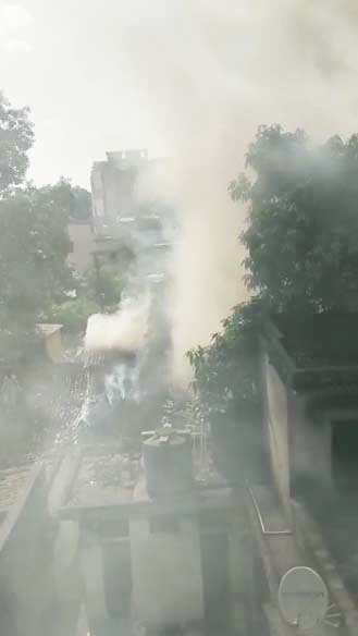 खडिया समाज की शमशान भूमि पर व्यापारी करा रहा सडक़ निर्माण खडिया समाज की शमशान भूमि पर व्यापारी करा रहा सडक़ निर्माण
