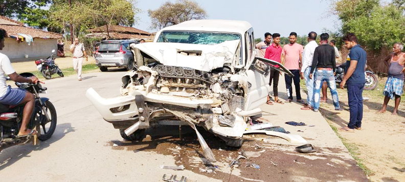 खड़े कैप्सूल ट्रक से टकराई स्कोर्पियो,  एक परिवार के 3 की मौत, दो घायल