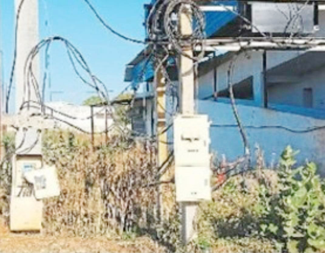 स्विच बोर्ड का खुला रहने से कभी  भी हो सकती है गंभीर दुर्घटना 