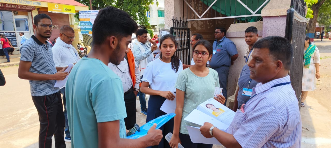 कड़ी जांच के बीच परीक्षार्थियों को मिला प्रवेश कड़ी जांच के बीच परीक्षार्थियों को मिला प्रवेश