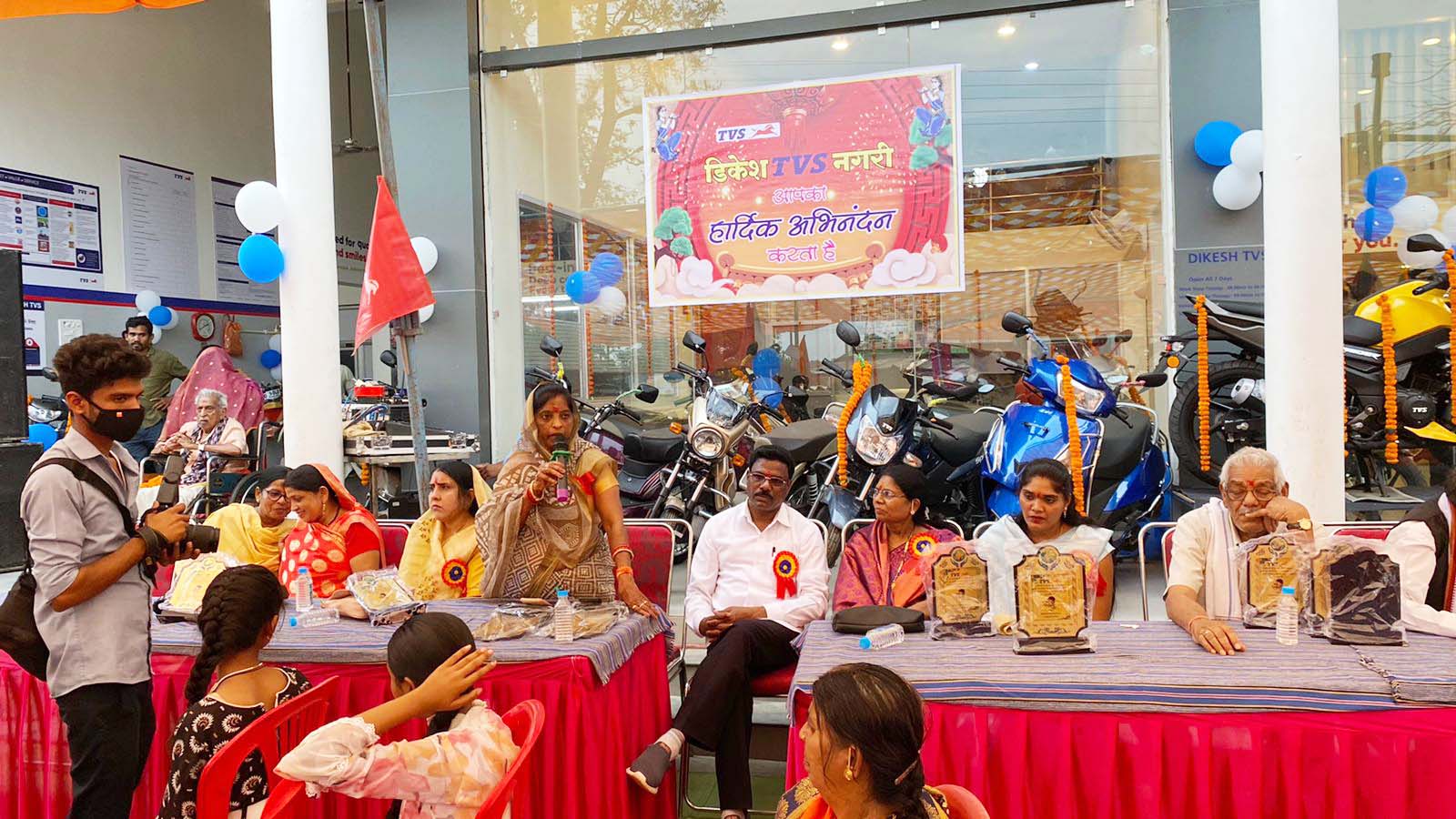 मोपेड शो रूम के उद्घाटन में पहुंचे क्षेत्र के जनप्रतिनिधि