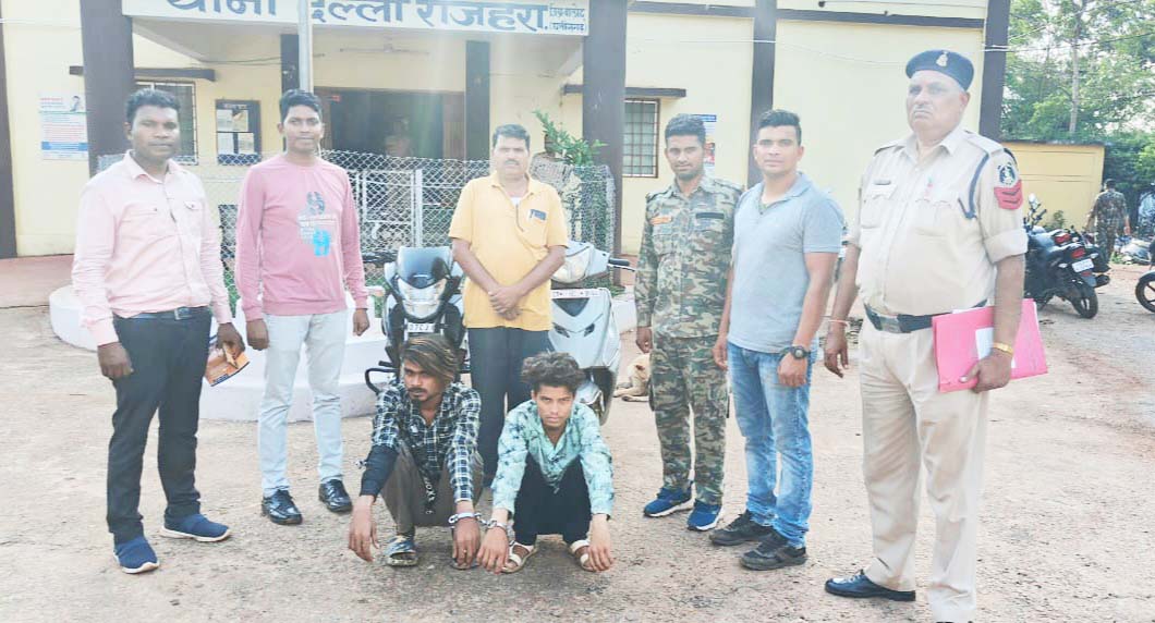 मोटरसाइकिल व जेवरों की चोरी, नाबालिग समेत 3 गिरफ्तार मोटरसाइकिल व जेवरों की चोरी, नाबालिग समेत 3 गिरफ्तार