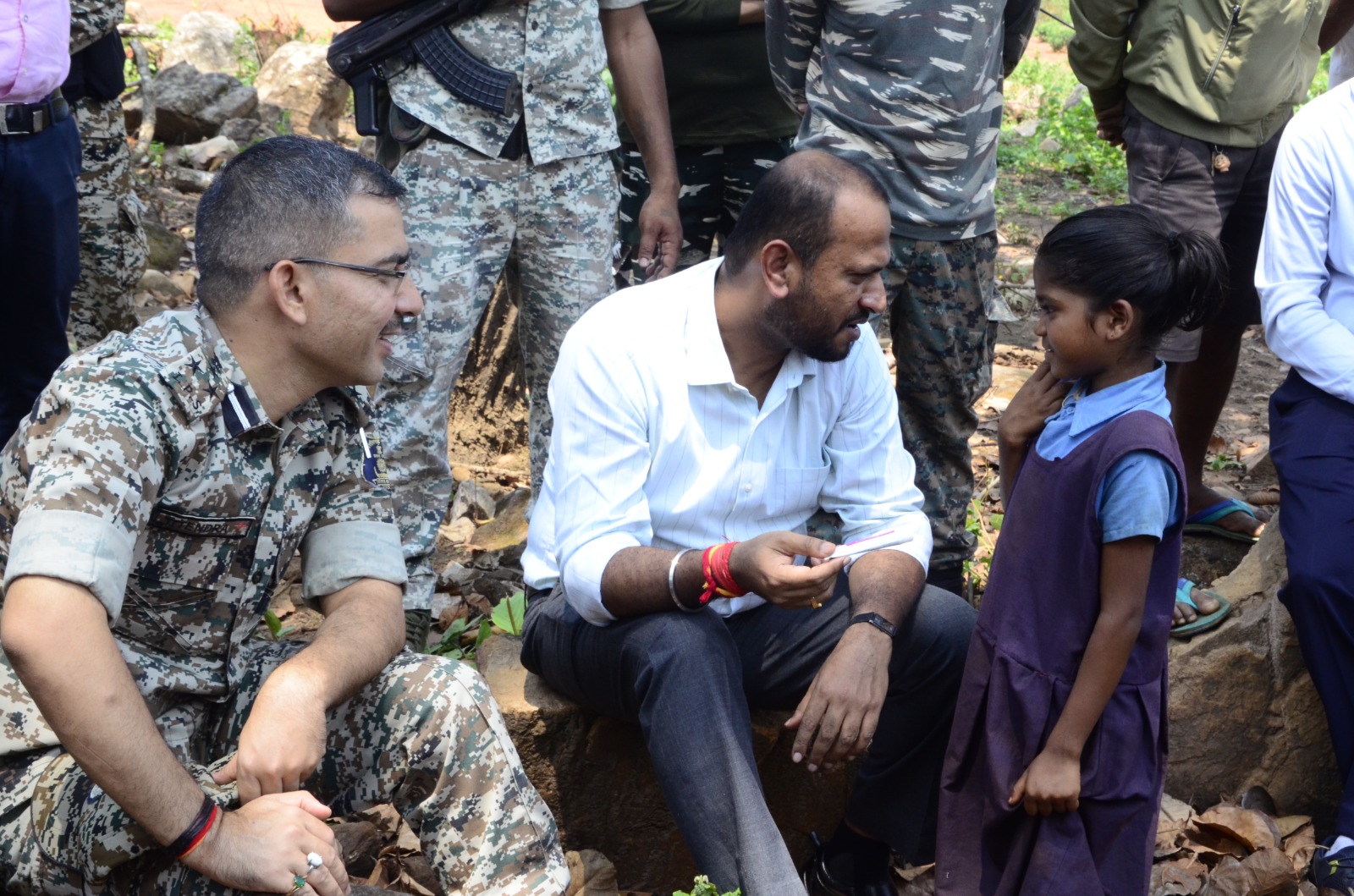 कलेक्टर ने ग्रामीणों को दी कुर्सी और खुद चट्टान पर बैठकर सुनी समस्याएं