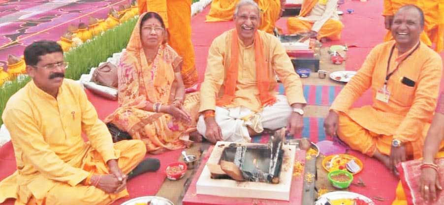 पूर्व सांसद चंदूलाल के निवास में गायत्री यज्ञ पूर्व सांसद चंदूलाल के निवास में गायत्री यज्ञ