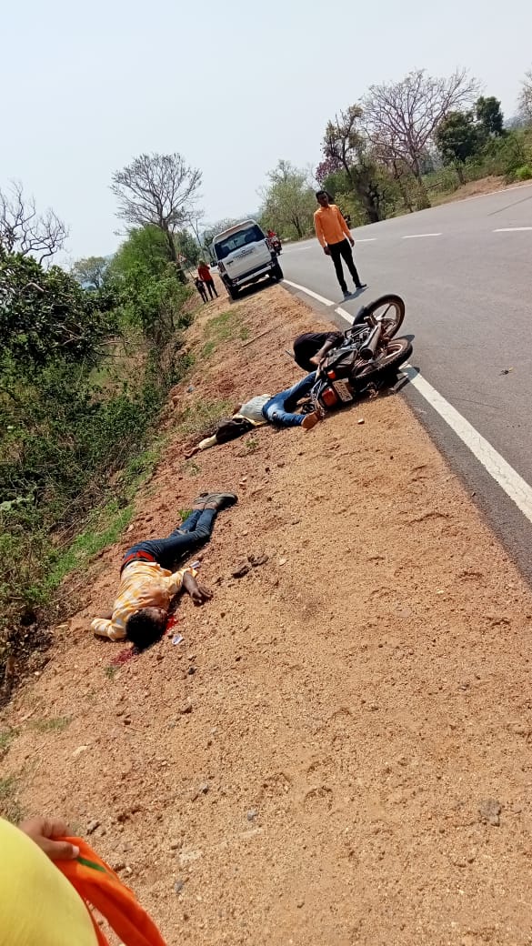 पिकअप वाहन ने बाईक को मारी टक्कर, तीन की मौत पिकअप वाहन ने बाईक को मारी टक्कर, तीन की मौत