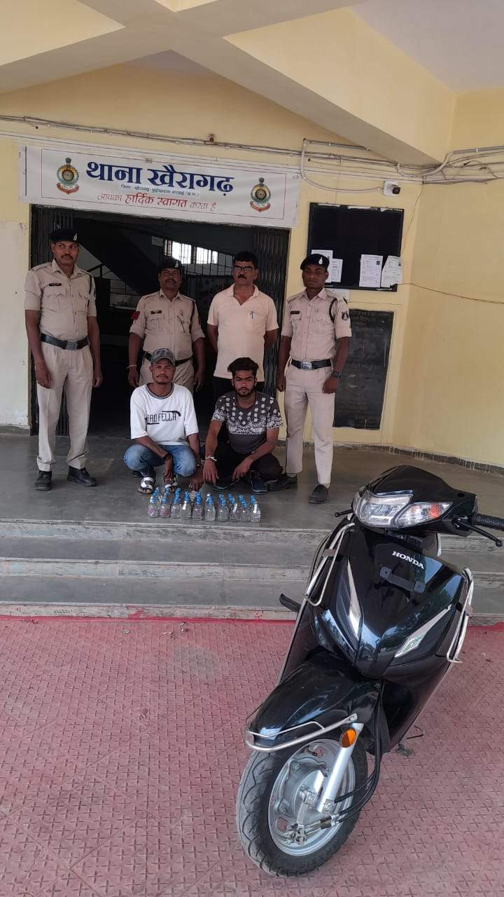 40 पौवा के साथ दो आरोपी पकड़ाया 40 पौवा के साथ दो आरोपी पकड़ाया