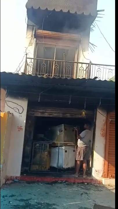 फर्नीचर दुकान में लगी आग, घंटों की मशक्कत के बाद काबू