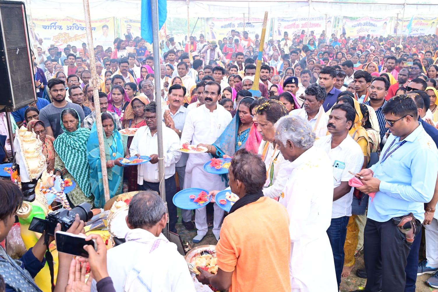निषाद समाज ने गोबर से बने 5100 दीयों से की महाआरती, गोल्डन बुक ऑफ वर्ल्ड रिकॉर्ड में नाम दर्ज निषाद समाज ने गोबर से बने 5100 दीयों से की महाआरती, गोल्डन बुक ऑफ वर्ल्ड रिकॉर्ड में नाम दर्ज