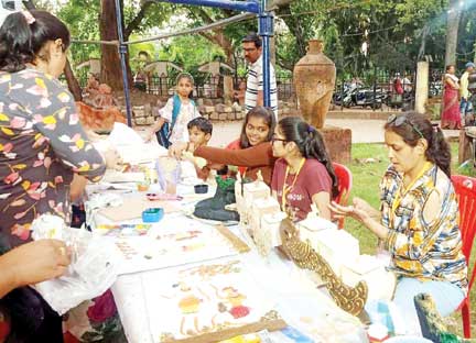 गोदना, केनवाश पेंटिंग, बोनसाई आर्ट सीख रहे बच्चे, और युवा