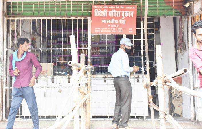 प्रीमियम ब्रांड की किल्लत, ईडी की कार्रवाई का लिकर मार्केट पर असर