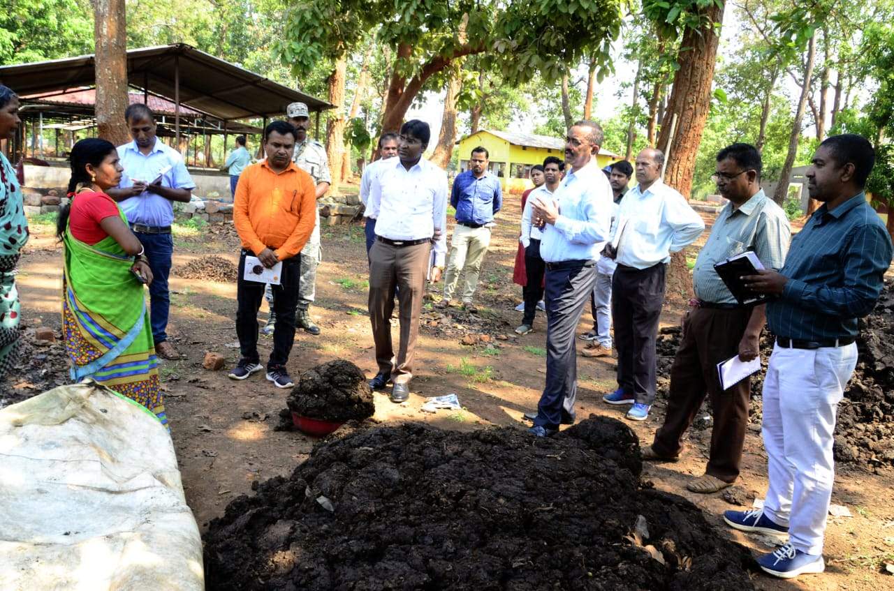 कमिश्नर ने किया मंगनार और खोटलापाल के गौठानों का निरीक्षण