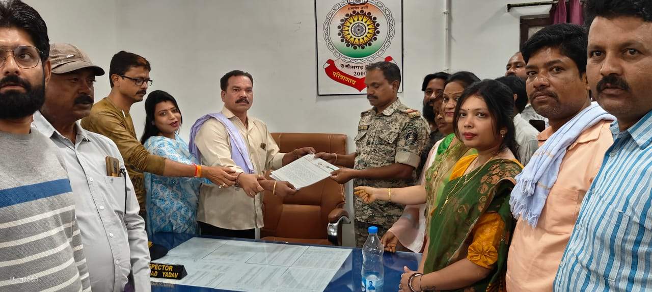 कांग्रेसी पहुंचे थाने, भाजपा नेता के खिलाफ एफआईआर की मांग