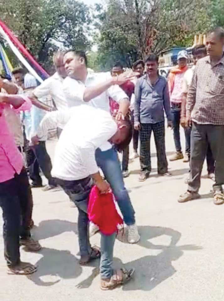 वाड्रफनगर चौकी प्रभारी की दबंगई, सरेराह युवकों की कर दी पिटाई, वीडियो फैला‘छत्तीसगढ़’ संवाददाता
