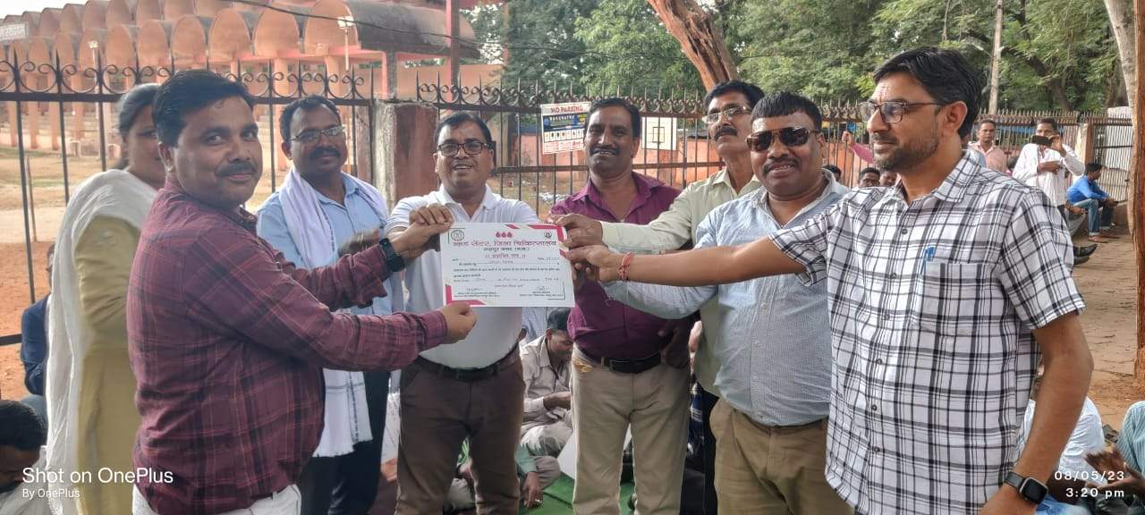 पंचायत सचिव जिला मुख्यालय में रक्तदान कर रैली निकाल कलेक्टर को सौंपा ज्ञापन