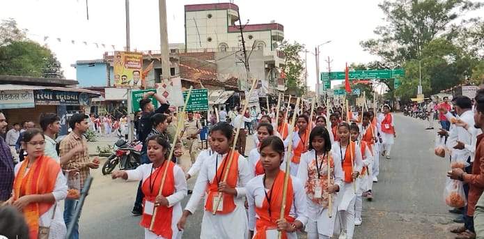 दुर्गा वाहिनी ने किया पथ संचलन,  लोगों ने बरसाए फूल