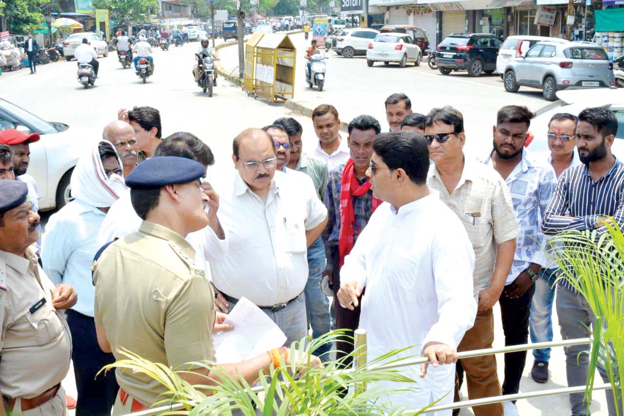 महापौर ने रोटेटरी तोडऩे कहा था, अब चौड़ाई कम करने का सुझाव दे आए...!