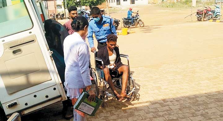 तेंदूपत्ता तोड़ते युवक पर भालू ने किया हमला, जख्मी