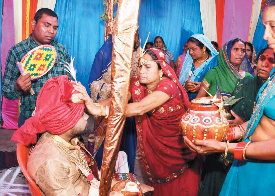 पति खोई मां ने बेटे को सौंपा मौर