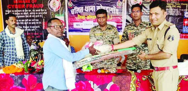 इसलनार में चलित थाना, एसपी ने सुनी समस्याएं इसलनार में चलित थाना, एसपी ने सुनी समस्याएं