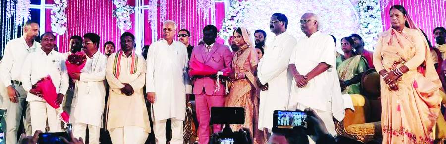 मुख्यमंत्री बघेल ने विधायक बृहस्पति के बेटे-बहू को दिया आशीर्वाद