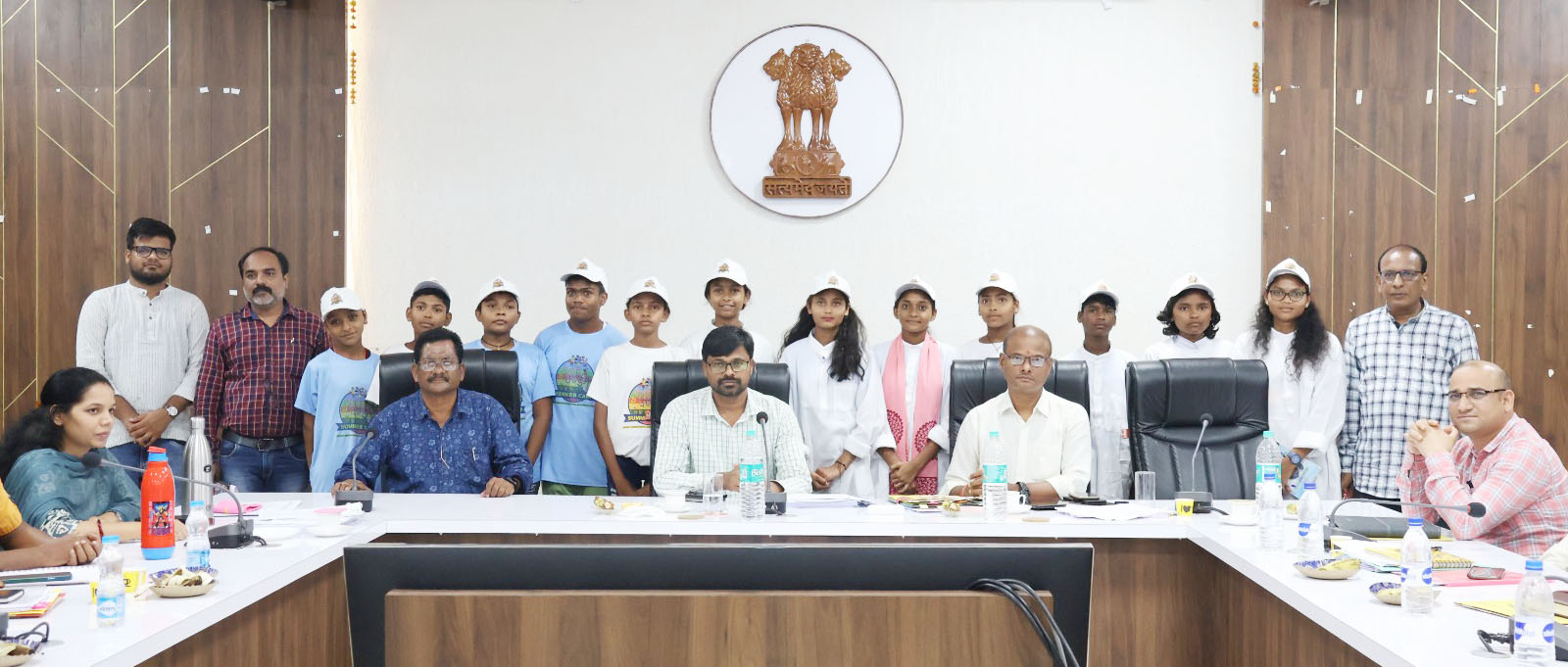 बाल संसद में चुने हुए पीएम व मंत्रिमंडल को कलेक्टर ने दिलाई शपथ बाल संसद में चुने हुए पीएम व मंत्रिमंडल को कलेक्टर ने दिलाई शपथ